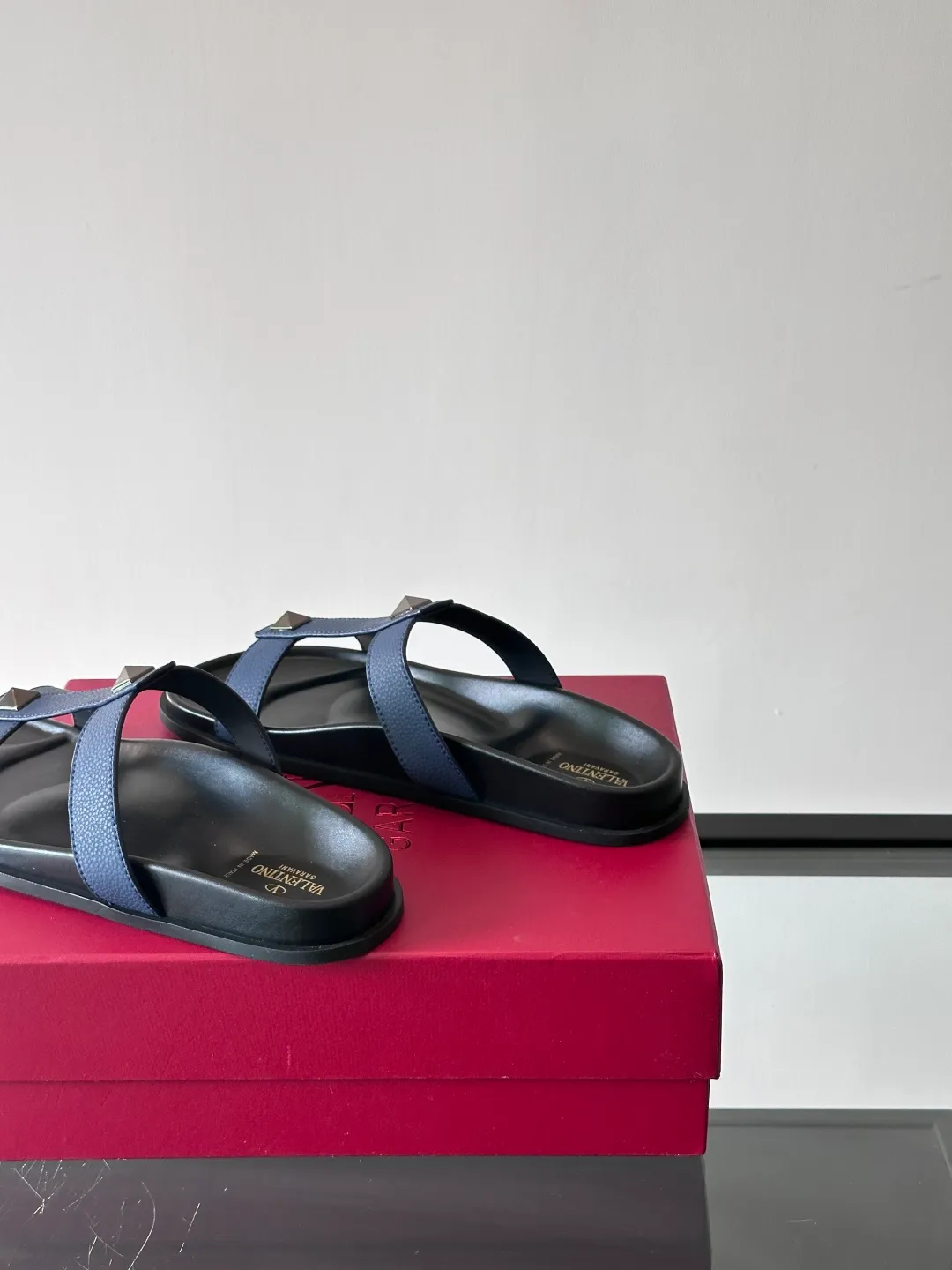 Men's shoes 💰p320 "VALENTINO" Valentino Men's 🧍‍♂️ Spring and summer new style metal rivet flat slippers, elegant sandals, the same style worn by celebrities, original molding, imported calfskin. Rubber outsole. Soft and durable, full set of counter packaging size: 39-44 (customized at 38.45.46)